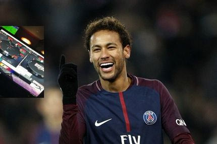 Ο Νεϊμάρ τζογάρει την ώρα που οι συμπαίκτες του σηκώνουν κούπα