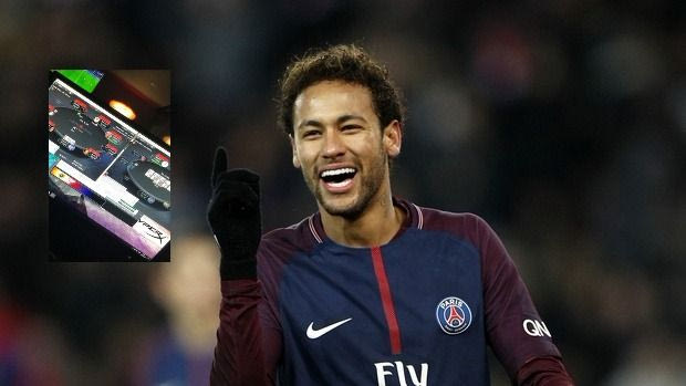 Ο Νεϊμάρ τζογάρει την ώρα που οι συμπαίκτες του σηκώνουν κούπα