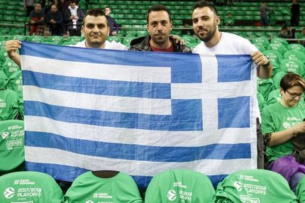 Η ελληνική σημαία είναι εκεί: ανάμεσα σε χιλιάδες πράσινες φανέλες!