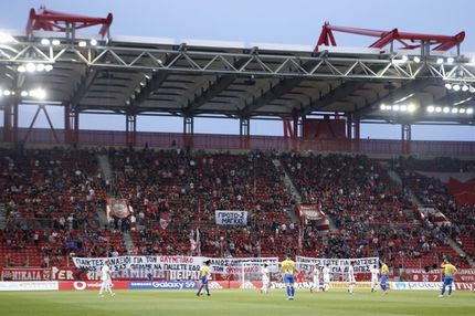 Πανό κατά των ποδοσφαιριστών του Ολυμπιακού στο “Καραϊσκάκης”