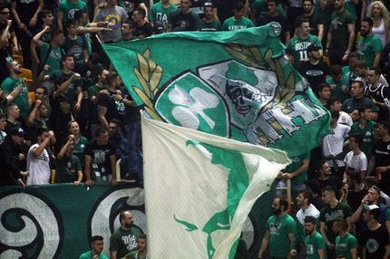 Υποδοχή στο αεροδρόμιο και λόγια με νόημα από τους οργανωμένους