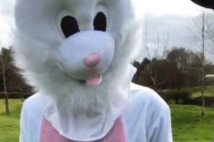 Ποδοσφαιριστής της Σίτι γιορτάζει τον τίτλο, ντυμένος … κουνέλι