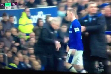 Μπινελίκια και… στράβωμα Ρούνεϊ στην αλλαγή του!