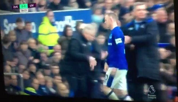 Μπινελίκια και… στράβωμα Ρούνεϊ στην αλλαγή του!