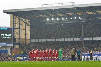 Αντί ενός λεπτού σιγή, ξέσπασαν σε χειροκρότημα