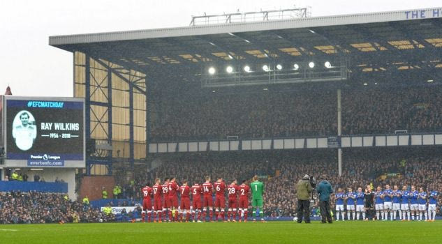 Αντί ενός λεπτού σιγή, ξέσπασαν σε χειροκρότημα