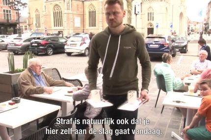 Ο Μινιολέ στον ελεύθερο του χρόνο σερβίρει καφέδες