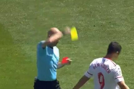 Παίκτης της Σεβίλλης είδε δυο κάρτες σε 5 δευτερόλεπτα!