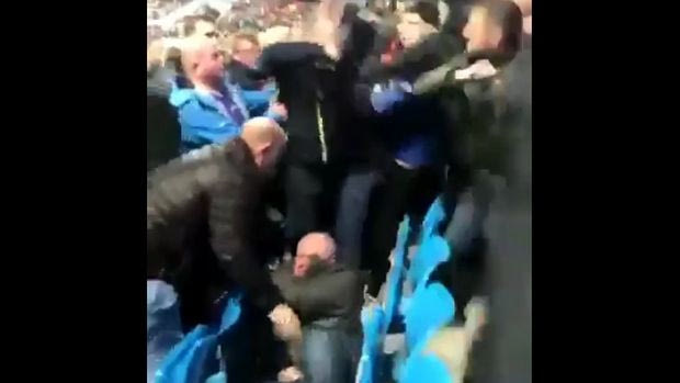 Πλάκωσαν οπαδό της Λίβερπουλ στο Ετιχάντ!