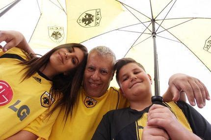 Ούτε η βροχή σταμάτησε τους “τρελαμένους” ΑΕΚτζήδες