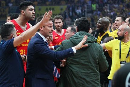 Kαυγάς και σύρραξη παικτών στο φινάλε του ΑΕΚ-Μούρθια!