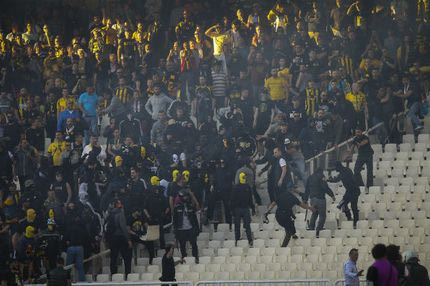 Οπαδοί της ΑΕΚ vs ΜΑΤ στα… ουδέτερα του ΟΑΚΑ