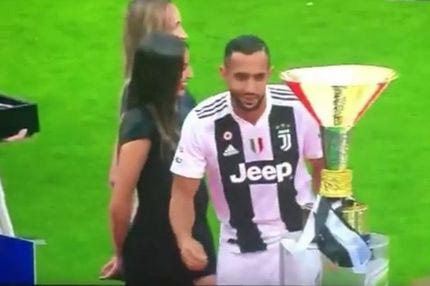 “Γύπας” ο Μπενατιά, έκανε φλερτ πριν την απονομή τίτλου!