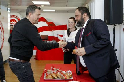 Ένας πρώην κι ένας παραλίγον “ερυθρόλευκος” δίνουν “μάχη” για τον ίδιο πάγκο