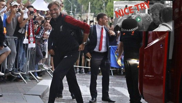 Ντρίμπλαρε τους άνδρες ασφαλείας και φίλησε τον Κλοπ!