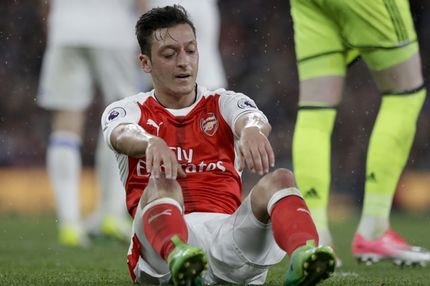 “Θεατρίνο” λένε τον Εζίλ στα αποδυτήρια της Άρσεναλ