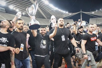 Τα τέσσερα δάχτυλα και οι τέσσερις φωτογραφίες με νόημα του Σαββίδη