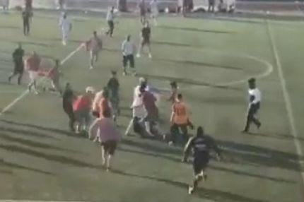 Παίκτες και προπονητές έδειραν διαιτητή στην Αγγλία