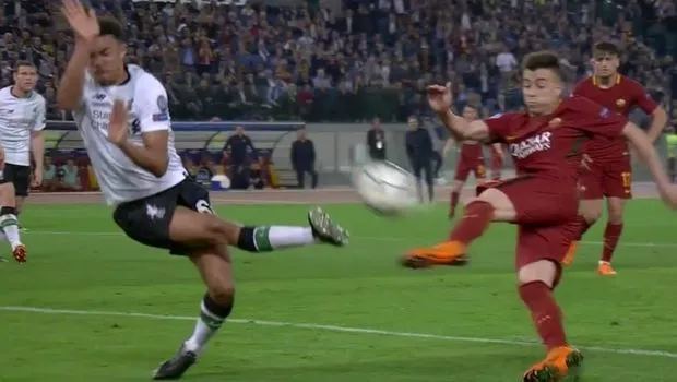 Χέρι του Αρνολντ μέσα στην περιοχή, τίποτα ο Σκόμινα (VIDEO)