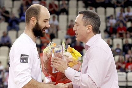 Η βράβευση του Βασίλη Σπανούλη από τον CEO της Stoiximan, Γιώργο Δασκαλάκη