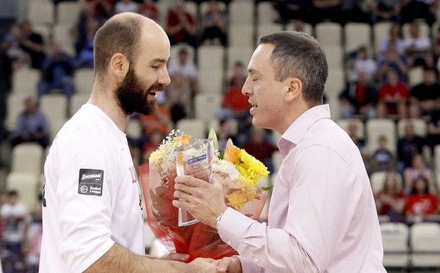 Η βράβευση του Βασίλη Σπανούλη από τον CEO της Stoiximan, Γιώργο Δασκαλάκη