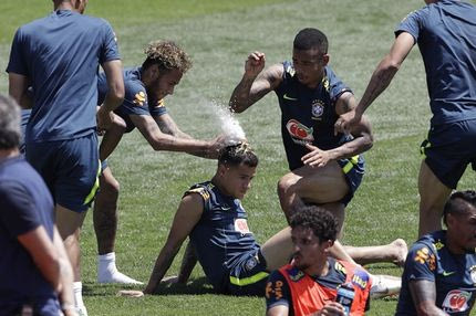 Οι συμπαίκτες του Κουτίνιο τον έκαναν έτοιμο για… τηγάνι