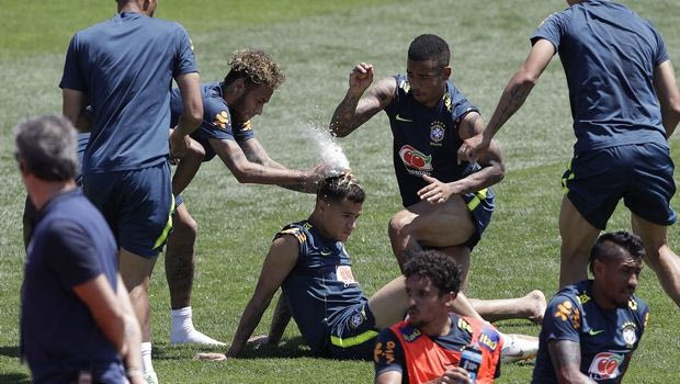 Οι συμπαίκτες του Κουτίνιο τον έκαναν έτοιμο για… τηγάνι