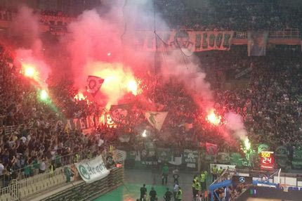 Ο Παππάς έβαλε φωτιά στην εξέδρα. Κυριολεκτικά!