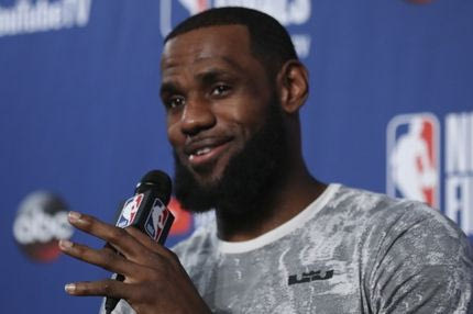 Ο Λεμπρόν… στην πόρτα των Λέικερς