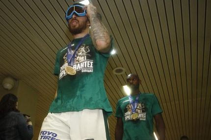 Όχι, ο Τζέιμς δεν θα πάει Μύκονο!