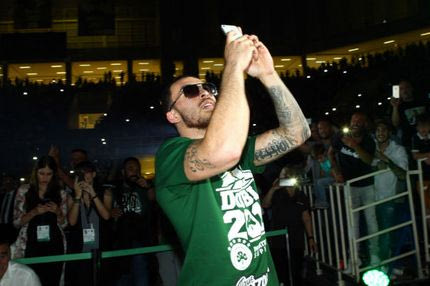 Ποια γυαλιά ηλίου; Ο Τζέιμς το τερμάτισε με τη νέα του επιλογή