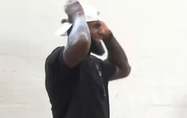 Ο Λεμπρόν… φρίκαρε με την πρώτη προσπάθεια του γιου του για κάρφωμα