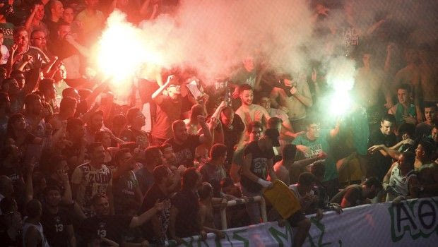 Σύνθημα για τον Παύλο Γιαννακόπουλο με το βλέμμα στο Game 4 στο ΣΕΦ!