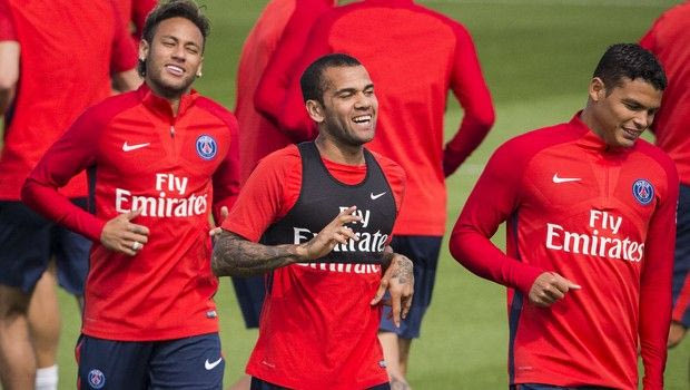 Κλείνει… πονηρά το μάτι στην Μίλαν παικταράς της Παρί!