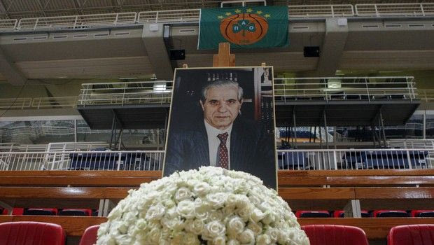 Φωτογραφία και ανθοδέσμες στη θέση του Παύλου Γιαννακόπουλου