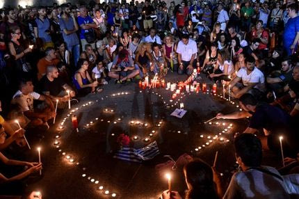 Το σιωπηλό “αντίο” στα θύματα των πυρκαγιών ήταν πολύ ηχηρό