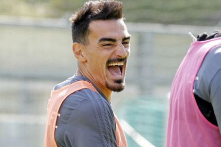 Οι πρώτες PHOTO του χαμογελαστού Λάζαρου με τα ερυθρόλευκα