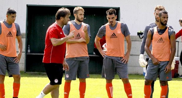 Με 6 στόπερ και 4 τερματοφύλακες για τα 6 φιλικά