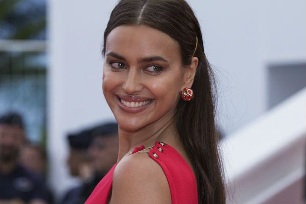 Εβγαλαν τα σουτιέν και φόρεσαν κασκόλ για χάρη της Ρωσίας!