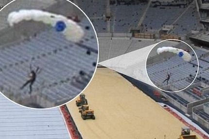 Oυρανοκατέβατος εισβολέας στο γήπεδο της Τότεναμ!