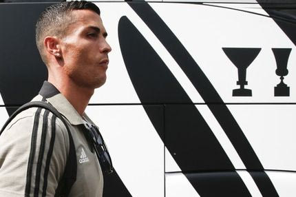 O Κριστιάνο έντυσε ΌΛΗ την οικογένεια στα ασπρόμαυρα!