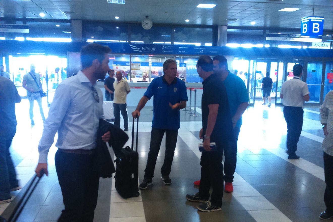 Βουβή αναχώρηση με… απαίτηση κόσμου