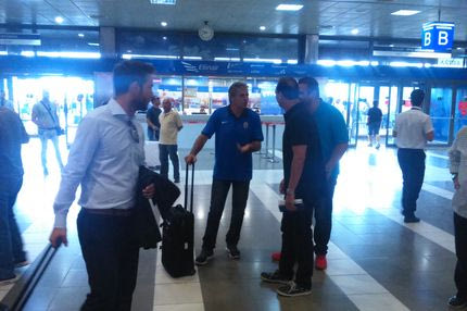 Βουβή αναχώρηση με… απαίτηση κόσμου