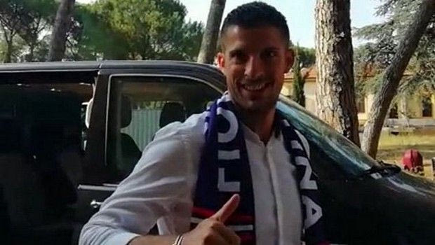 Πόζαρε με το κασκόλ της Φιορεντίνα ο Μιραλάς!