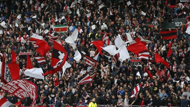 Τι τραγούδησαν οι οπαδοί του Άγιαξ στο ημίχρονο του ματς με την ΑΕΚ