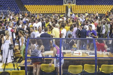 Αγόρασε διαρκείας του Άρη μόνο και μόνο για το χαρίσει!