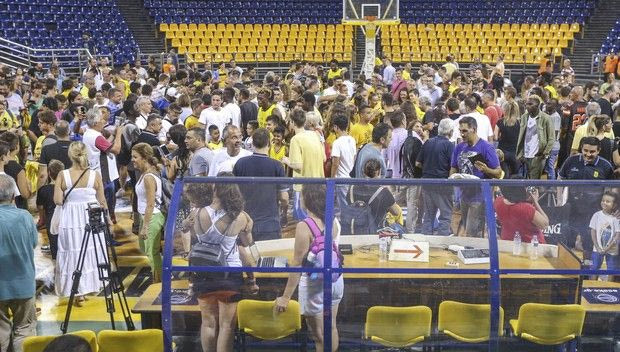 Αγόρασε διαρκείας του Άρη μόνο και μόνο για το χαρίσει!