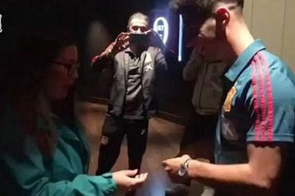 H απίστευτη αντίδραση της οπαδού που συνάντησε τον Ασένσιο!