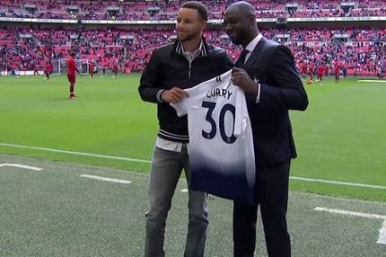 Το “Γουέμπλεϊ” υποκλίθηκε στον… Στεφ Κάρι!