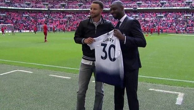 Το “Γουέμπλεϊ” υποκλίθηκε στον… Στεφ Κάρι!